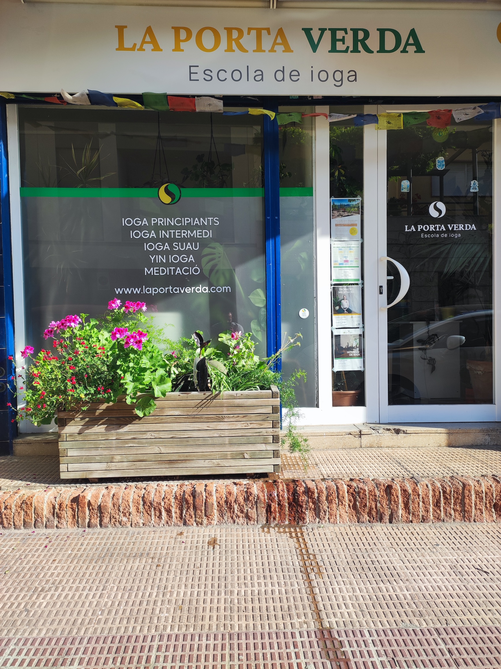 Exterior de La Porta Verda al carrer Garcilaso de Sabadell